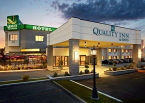  Quality Inn & Suites  Броссард